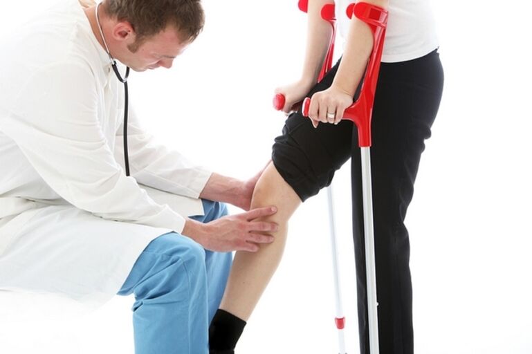 Inspection of a patient's knee with arthrosis of the knee joint